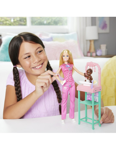 MTJCR72,Barbie Cariere Set Mobilier Cu Papusa Doctor Pediatru Blonda