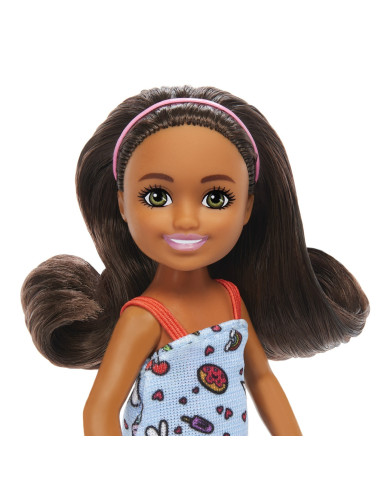 MTDWJ33_HXM97,Barbie Papusa Chelsea Creola Cu Par Saten Si Rochita Albastra