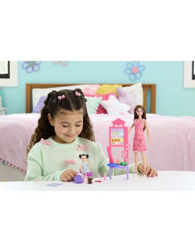 MTJCR71_JMK16,Barbie Set De Joaca Papusa Barbie Bruneta Cu Rochie Roz Face Cariera Profesoara