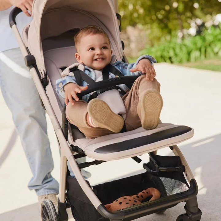 BN-LO-CLOE_PLUS_BEIGE_SAND,Carucior sport, Lionelo, Cloe Plus, Cu accesorii, Cadru din aluminiu, Pana la 22 kg, Usor, Pliere com