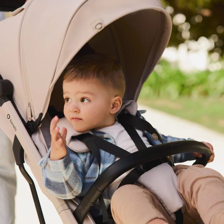 BN-LO-CLOE_PLUS_BEIGE_SAND,Carucior sport, Lionelo, Cloe Plus, Cu accesorii, Cadru din aluminiu, Pana la 22 kg, Usor, Pliere com