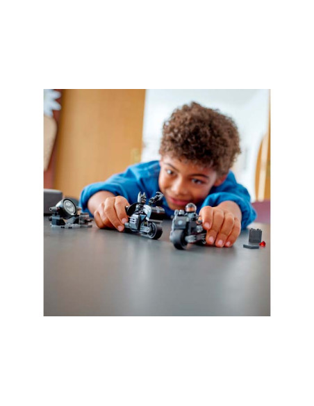 Lego Super Heroes Urmarirea Cu Motocicleta Batman Si Selina