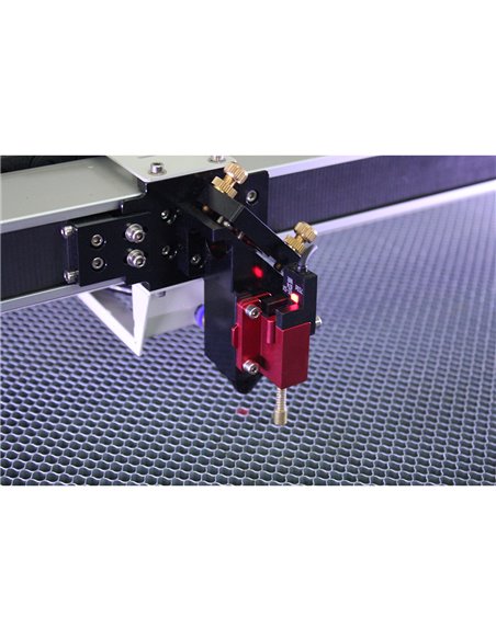 Echipament compact de tip desktop pentru gravare/taiere cu laser AEON MIRA 7