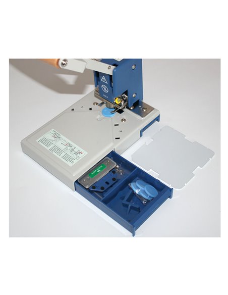 Instrument profesional cu mare rezistenta si fiabilitate pentru finisarea calendarelor de perete WARRIOR, 21139 Instrument profesional cu mare rezistenta si fiabilitate pentru finisarea calendarelor de perete WARRIOR, 21139