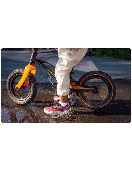 BN-LOE-BART_AIR_SP/BLACK,Lionelo - Bicicleta usoara Bart Air, Fara pedale, Cu roti gonflabile, Cu cadru din magneziu, Cu ghidon 