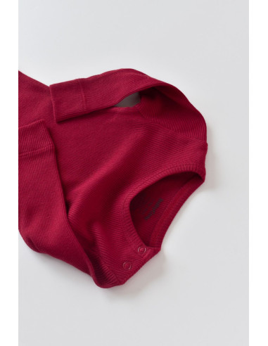 UP-BC-CSYM23502-6,Set 3 piese: body cu maneca lunga, panataloni lungi cu botosei si caciulita din bumbac organic si modal - Rosu