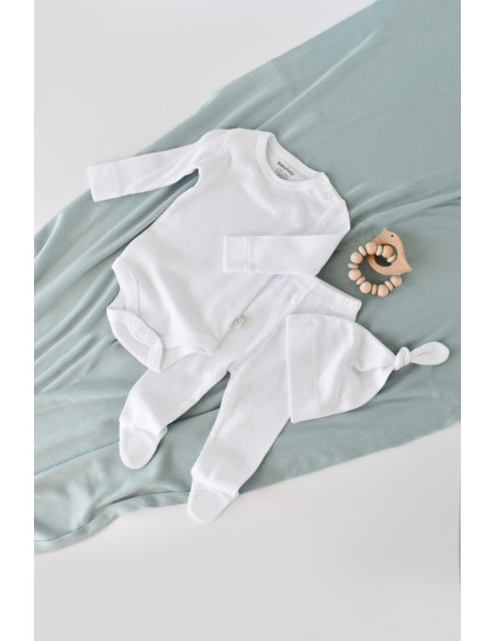UP-BC-CSYM23511-3,Set 3 piese: body cu maneca lunga, panataloni lungi cu botosei si caciulita din bumbac organic si modal - Alb,