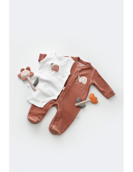 UP-BC-CSYK6022-0,Set Broscuta cu salopeta si body din 80%bumbac organic si 20% poliester - Caramiziu, Baby Cosy