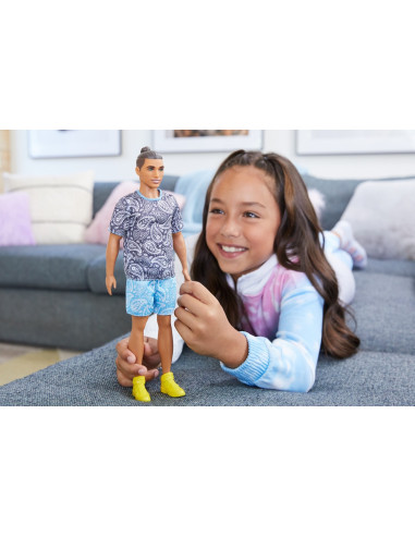 MTDWK44_HJT09,Barbie Papusa Baiat Fashionistas Saten Cu Tricou