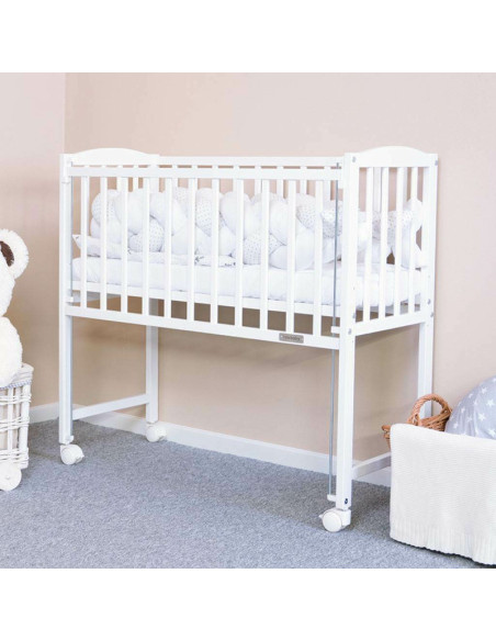 BN-51057,Patut din lemn certificat FSC cu laterala culisanta, Cu roti, 90x40 cm, Mateo, Conform cu standardele de siguranta EN 7