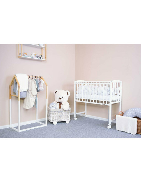 BN-51057,Patut din lemn certificat FSC cu laterala culisanta, Cu roti, 90x40 cm, Mateo, Conform cu standardele de siguranta EN 7