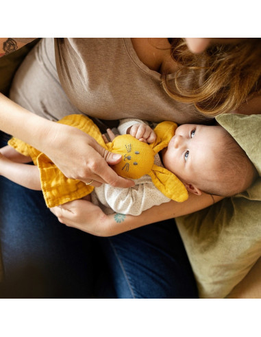 BN-416819,Petite&Mars - Jucarie interactiva, Iepurasul Hugo, Din muselina de bambus, Cu sunet, Conform standardului de securitat