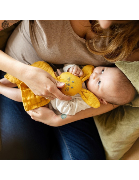 BN-416819,Petite&Mars - Jucarie interactiva, Iepurasul Hugo, Din muselina de bambus, Cu sunet, Conform standardului de securitat