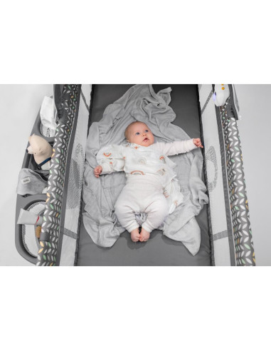 BN-LO-SVEN_PLUS_GREY_CONCRETE,Lionelo - Patut pliant cu doua nivele Sven Plus, 120x60 cm, arcada jucarii, masuta de infasat, vib