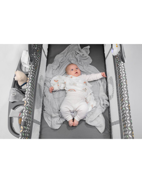 BN-LO-SVEN_PLUS_GREY_CONCRETE,Lionelo - Patut pliant cu doua nivele Sven Plus, 120x60 cm, arcada jucarii, masuta de infasat, vib