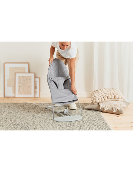 BS-006224A,BabyBjorn - Balansoar Bliss Light Grey din tesatura matlasata cu aspect delicat de petala