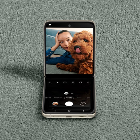 galaxy-z-flip3-5g_highlights_selfie-device.jpg (556×556)